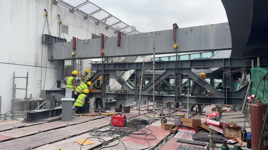Shiqi MixC rooftop steel platform under construction