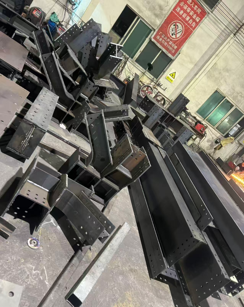 Prefabricated steel connection brackets for the rooftop platform